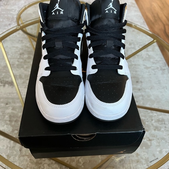 Air Jordan 1s - Picture 3 of 6